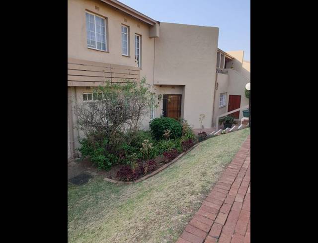 3 BEDROOM TOWNHOUSE FOR SALE IN BEDFORD PARK